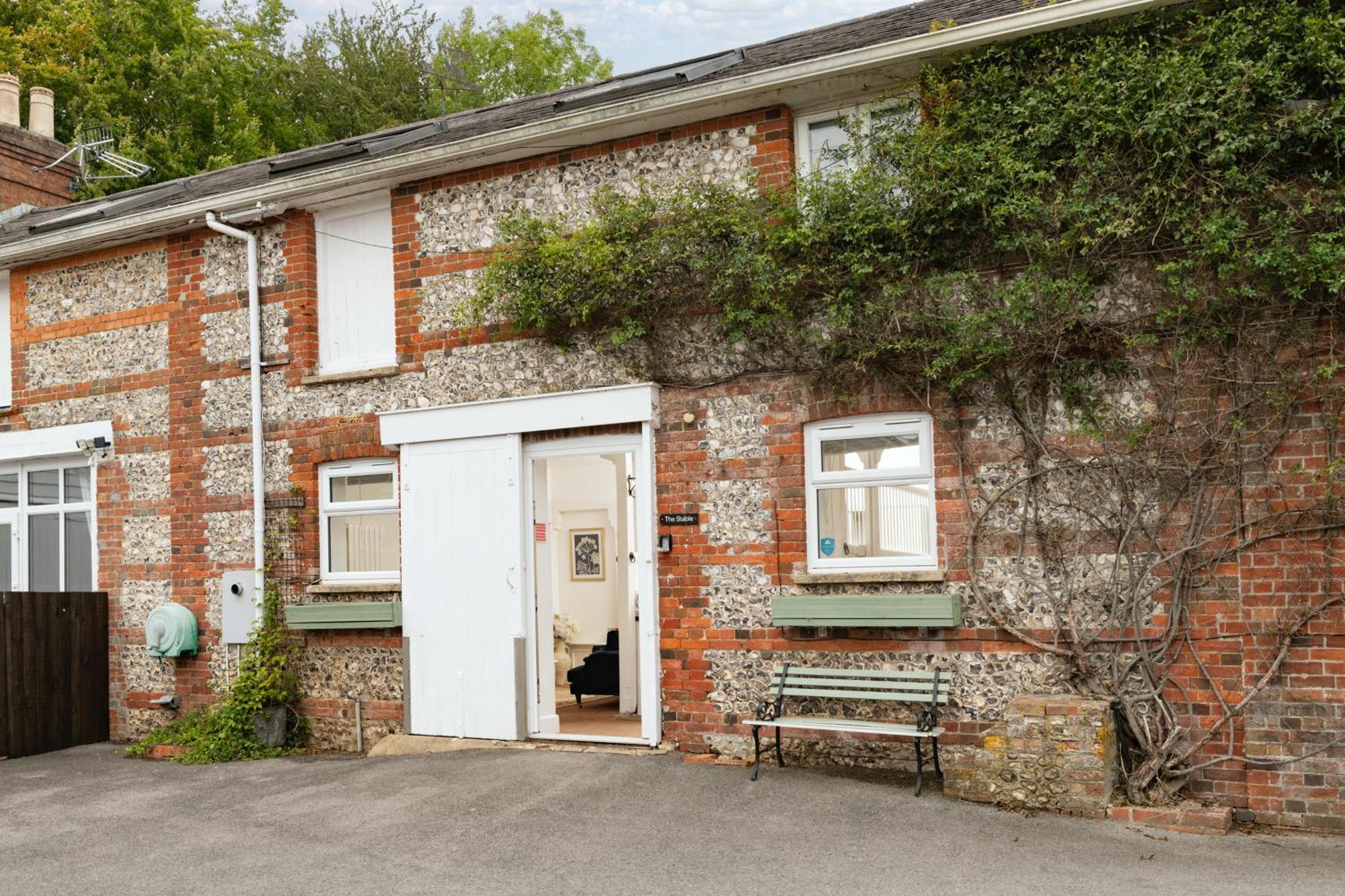The Stable—Historic Property In Downwood Vineyard แบลนด์ฟอร์ดฟอรัม ภายนอก รูปภาพ